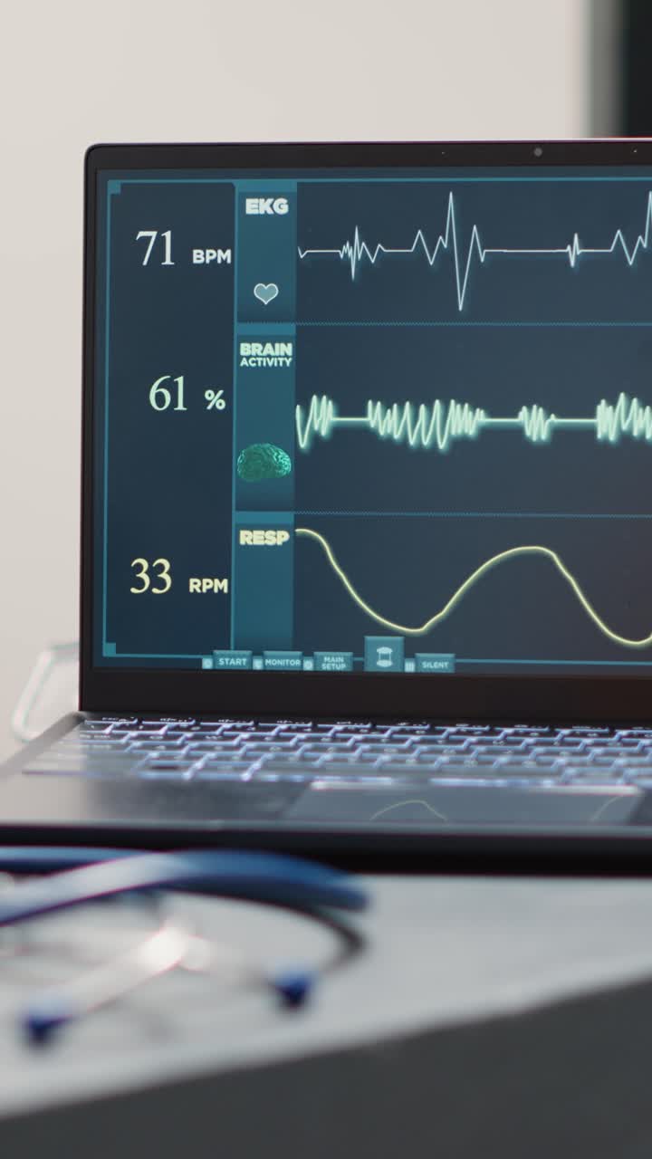 Video verticale: cardiofrequenzimetro su un laptop in una hall