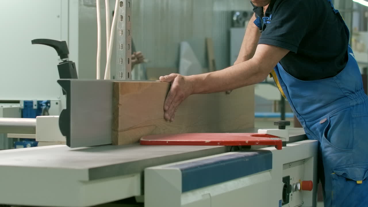 proceso de carpintería: planado de madera