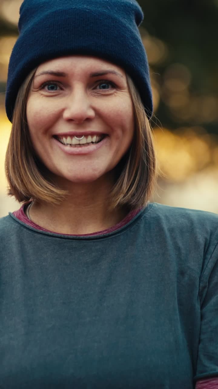 mujer sonriente al aire libre