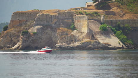 Yachten-Und-Schnellboote,-Die-In-Der-Nähe-Der-Küste-Einer-Insel-In-Korfu,-Griechenland-Segeln