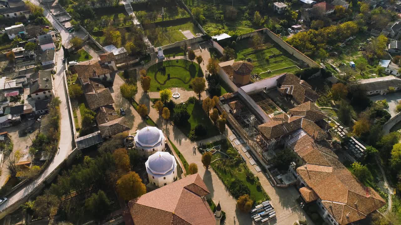 정원 과 건물 들 이 있는 역사적 장소 의 공중 사진