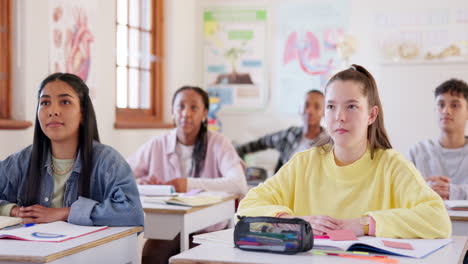 Manos-Levantadas,-Estudiantes-Y-Preguntas-En-El-Aula.