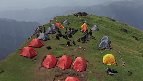 volar sobre el camping de los excursionistas en sar pass, india - toma aérea