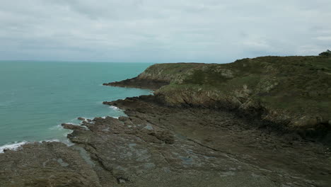 Playa-De-Guesclin-En-Un-Día-Nublado,-Bretaña-En-Francia