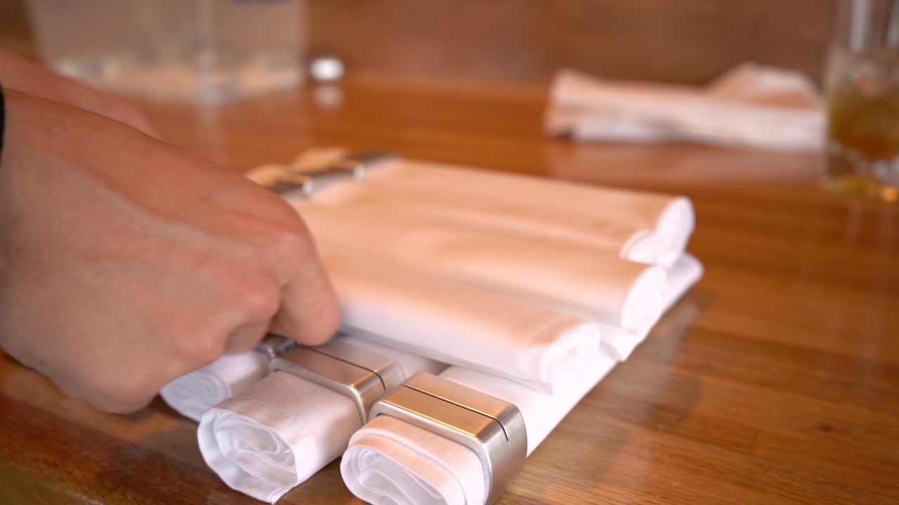 varias tomas de un pequeño restaurante que incluye mesas, luces, buffet, todas tomadas con la sony a7iii y ronin s