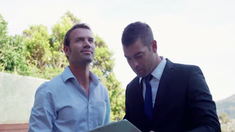 hombre de negocios y cliente hablando