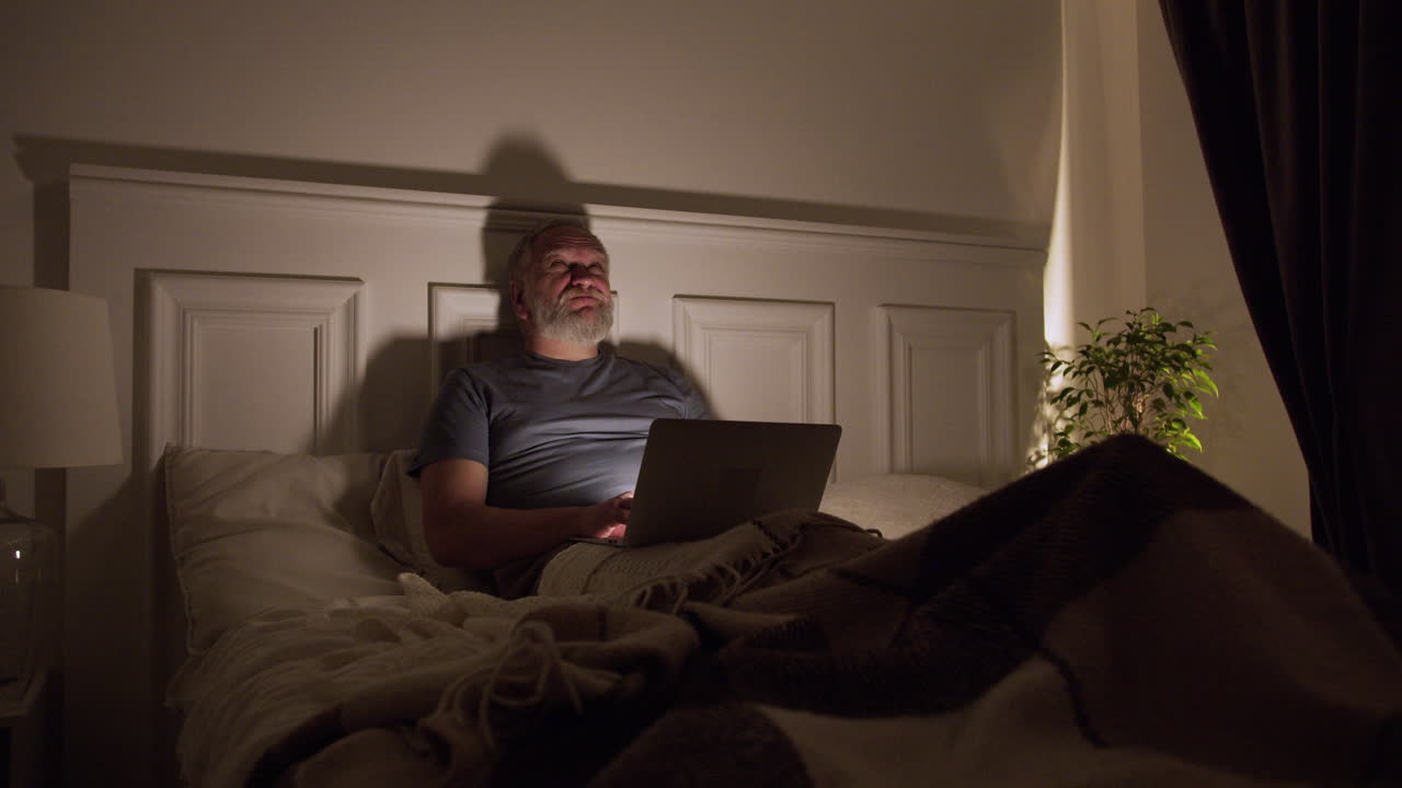 침대에 피곤된 노인