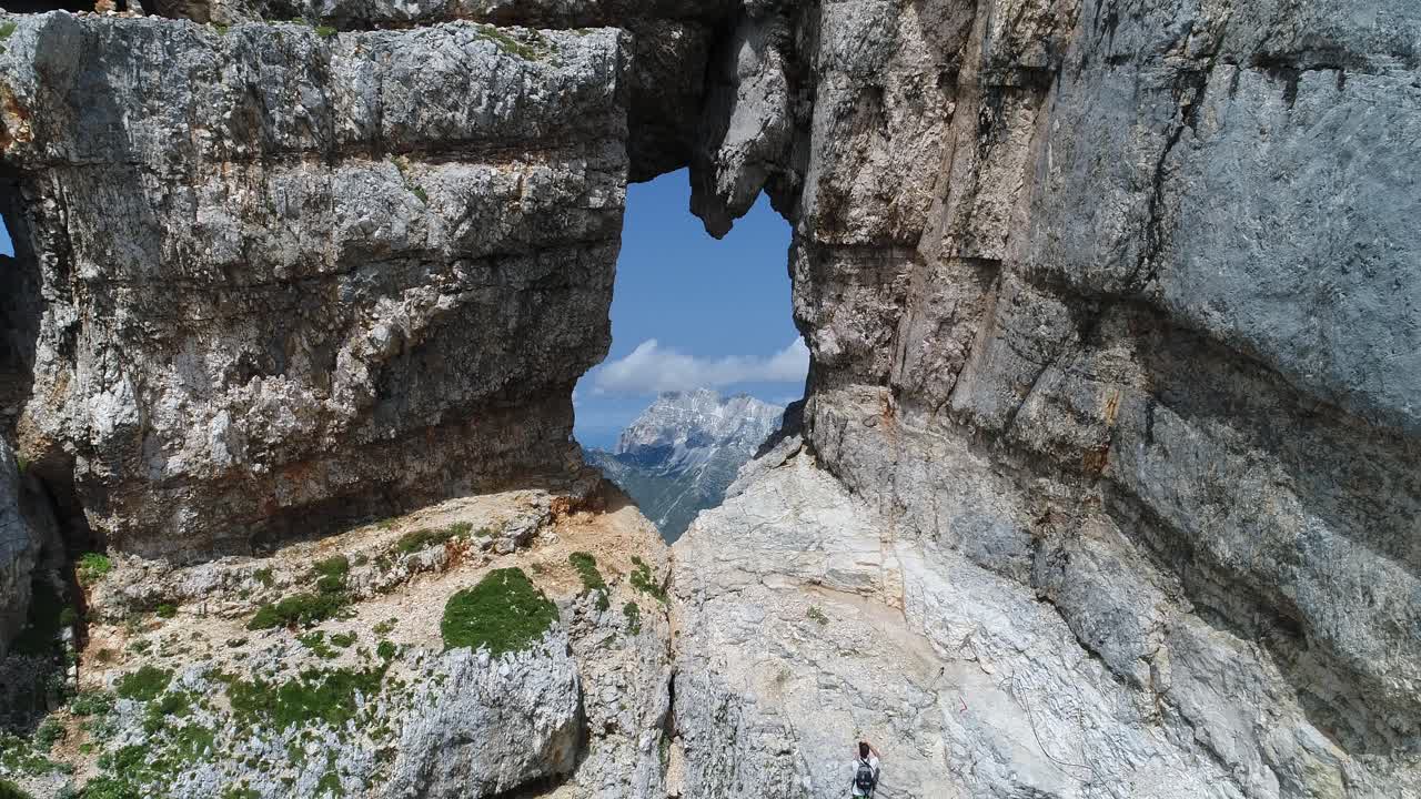 구멍, 4k uhd가 있는 산 풍경의 공중 드론 샷