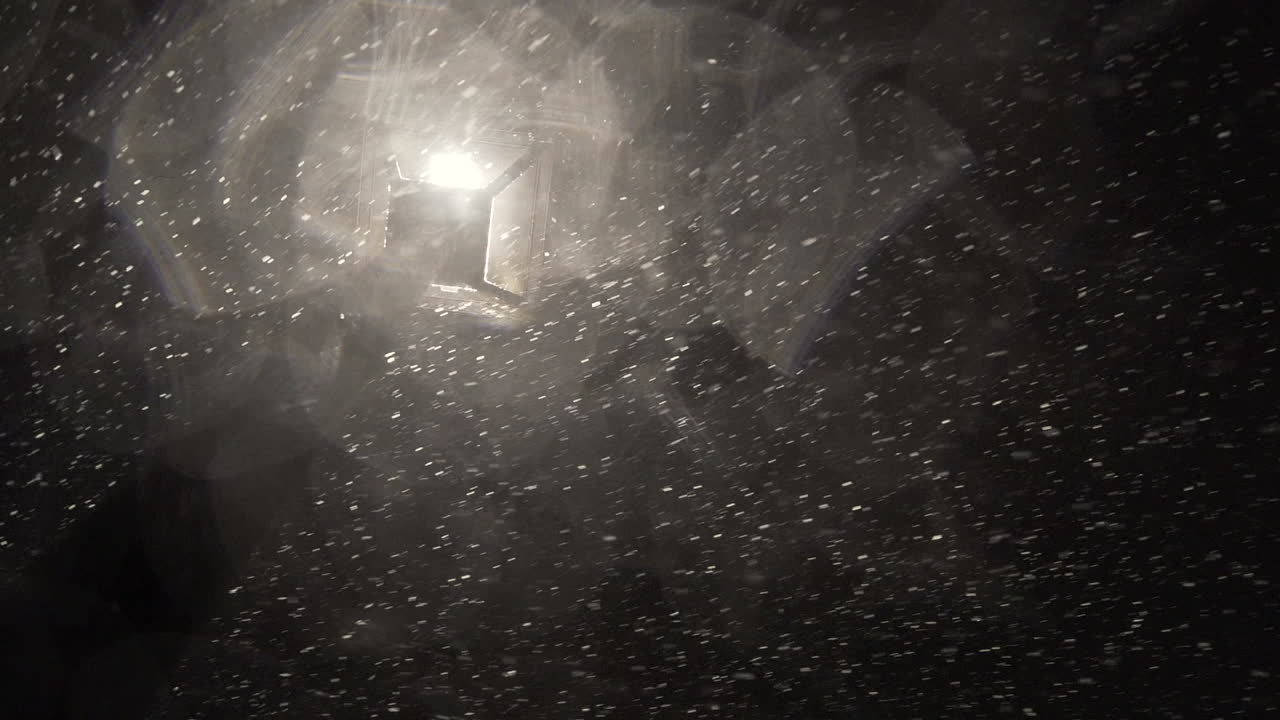 가로등 아래에서 폭설이 내리고 날리는