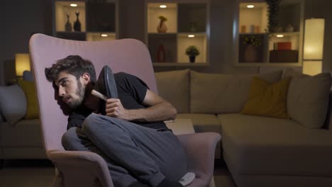 el hombre con los problemas se esconde. paciente mental.