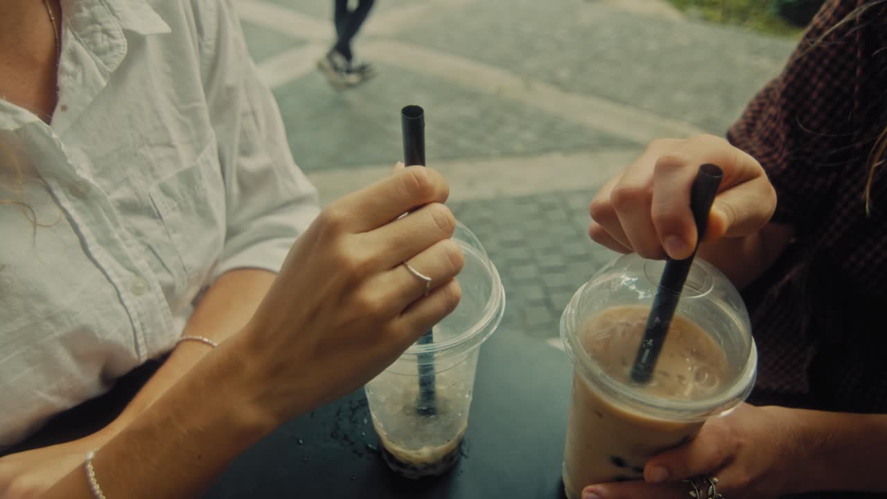 Bubble Tea keyfi yapan iki kadın