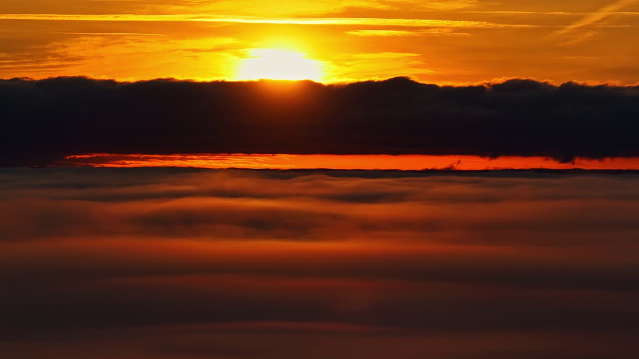 Panorama-Sonnenaufgang oder -Sonnenuntergang mit Bergsilhouette über den Wolken, Himmelslandschaft zur goldenen Stunde.