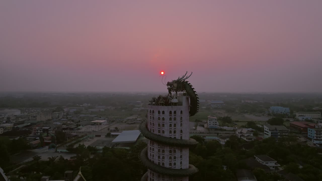 Dragón rodea templo al atardecer cerca de Bangkok - revelación panorámica aérea