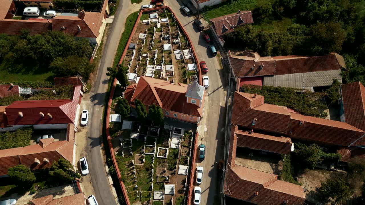 Chiesa dell'Assunzione della Vergine Maria e cimitero a Brasov, Romania - vista aerea