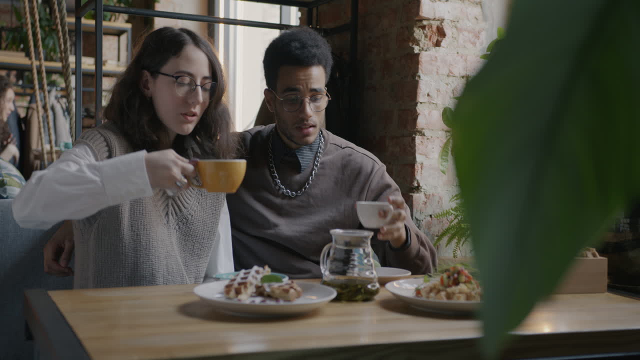 una pareja disfrutando del desayuno en un café