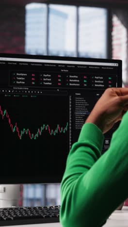vertical video day trader uses computer to purchase stocks that might perform well