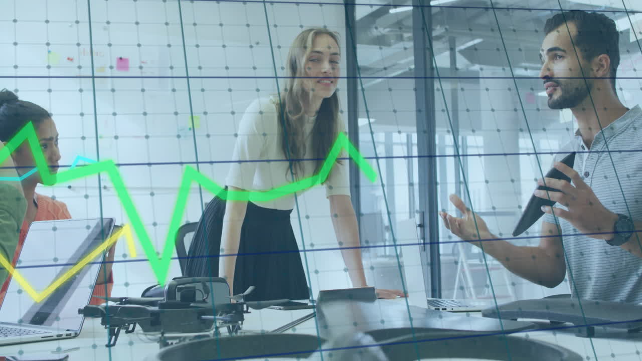 animación del procesamiento de datos financieros sobre diversas personas de negocios en la oficina