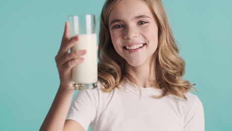 Kaukasisches-Teenagermädchen-Im-Pyjama,-Das-Ein-Glas-Milch-Hält-Und-Lächelt.