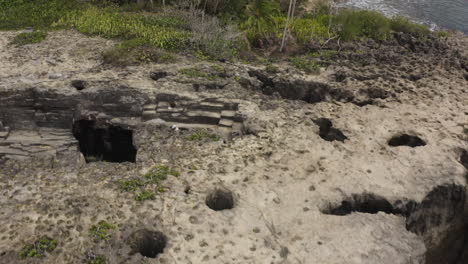 acantilados costeros y playa en cueva del indio a lo largo de la costa norte de puerto rico - toma aérea de drones