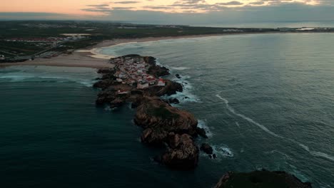 Disparo-De-Un-Dron-Alrededor-De-La-Isla-Baleal-Cerca-De-Peniche-Al-Atardecer,-Región-Oeste,-Portugal