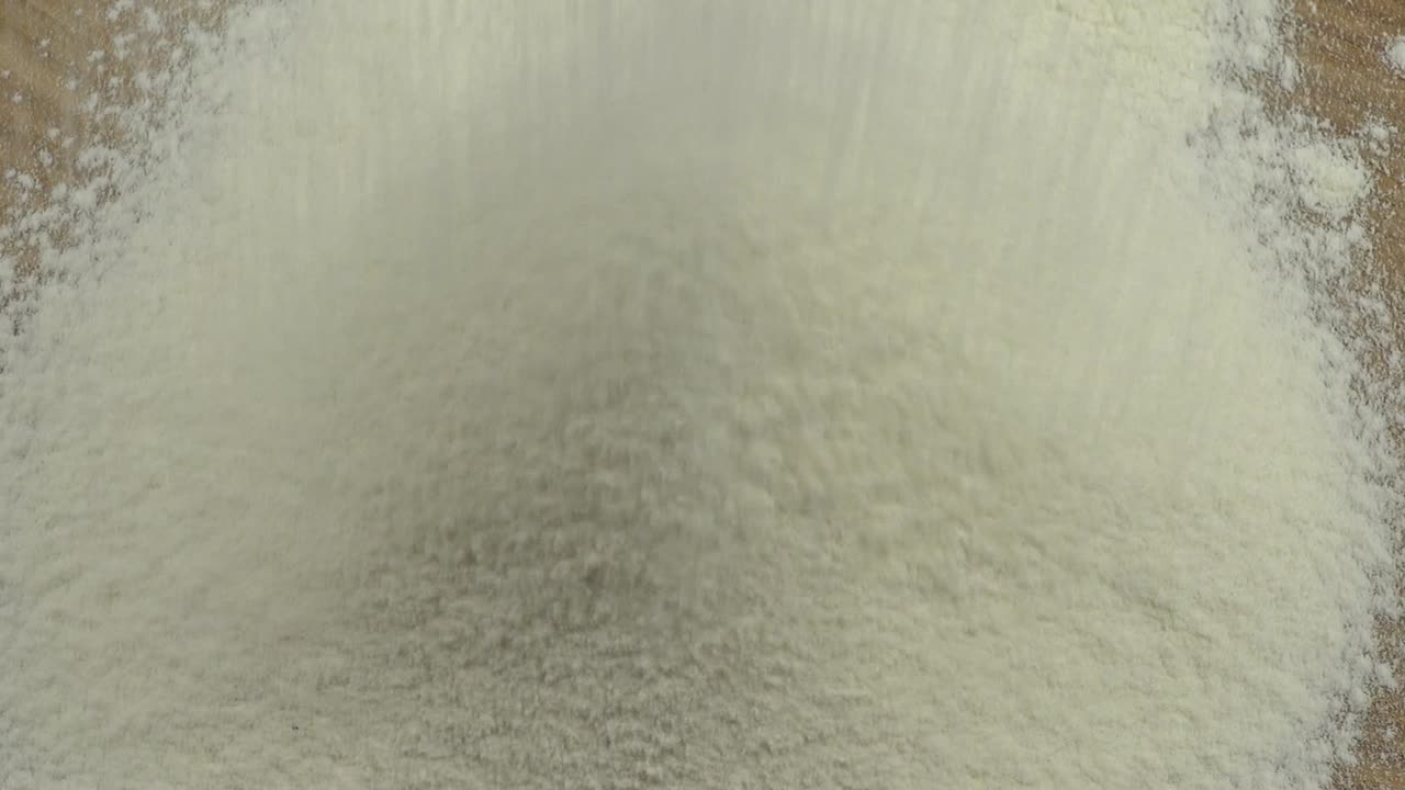 Setacciatura della farina su un tagliere