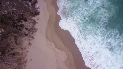 Vista-Aérea-Ascendente-De-Arriba-Hacia-Abajo-De-Las-Olas-En-Praia-Da-Ursa,-Portugal