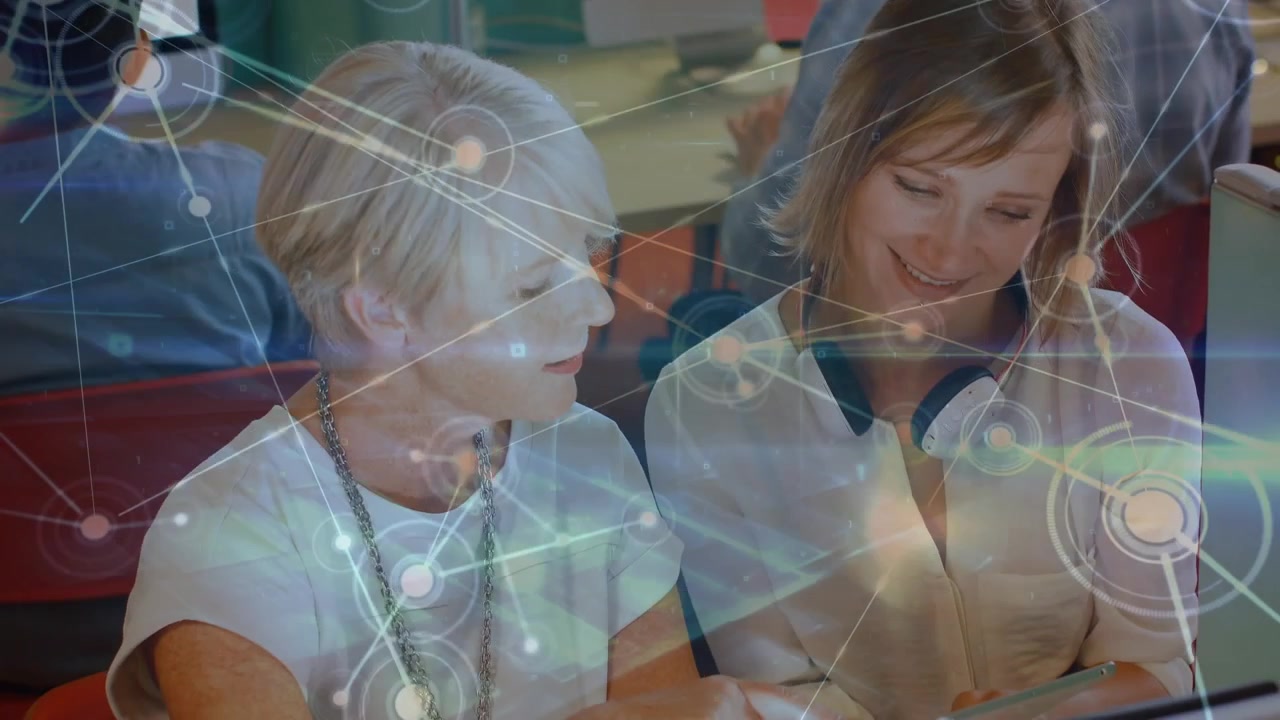 Animasjon av et nettverk av forbindelser over kaukasiske kvinner som jobber på kontor