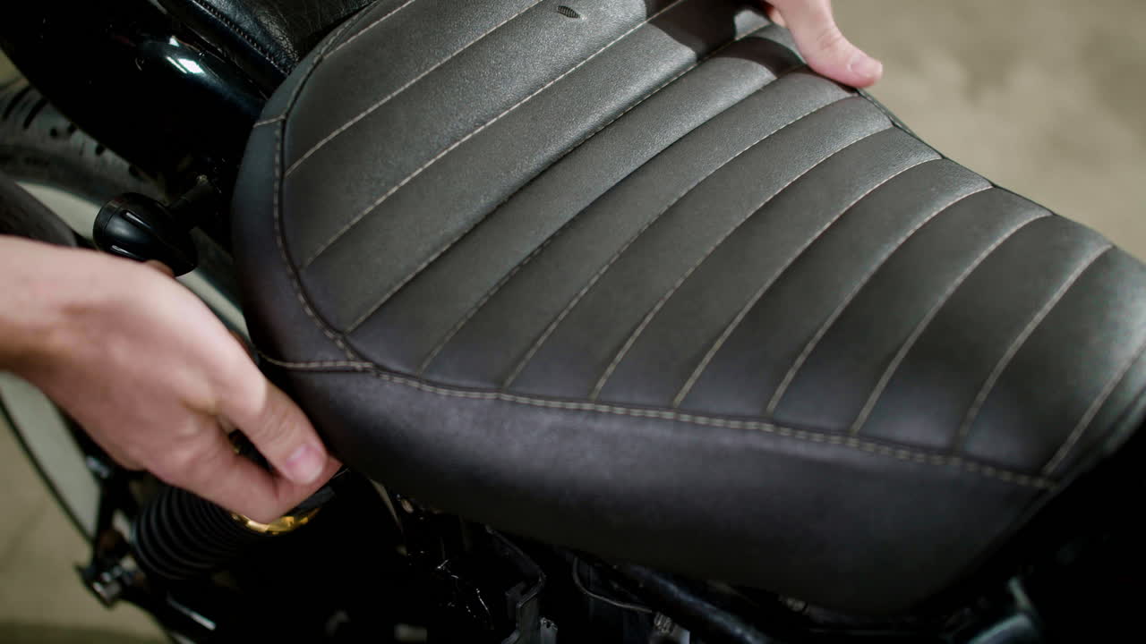 hombre trabajando en una motocicleta en el garaje