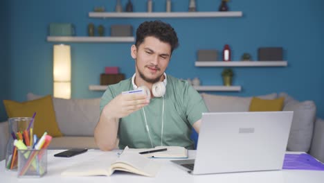 Männlicher-Student-Beim-E-Commerce-Einkauf.