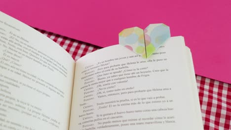 marcador de libros hecho a mano en un libro, artesanía de papel en forma de corazón