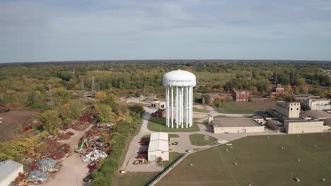 Pedernal,-Torre-De-Agua-De-Michigan-Y-Planta-De-Tratamiento-Video-De-Dron-De-Toma-Amplia-Moviéndose-Hacia-Los-Lados