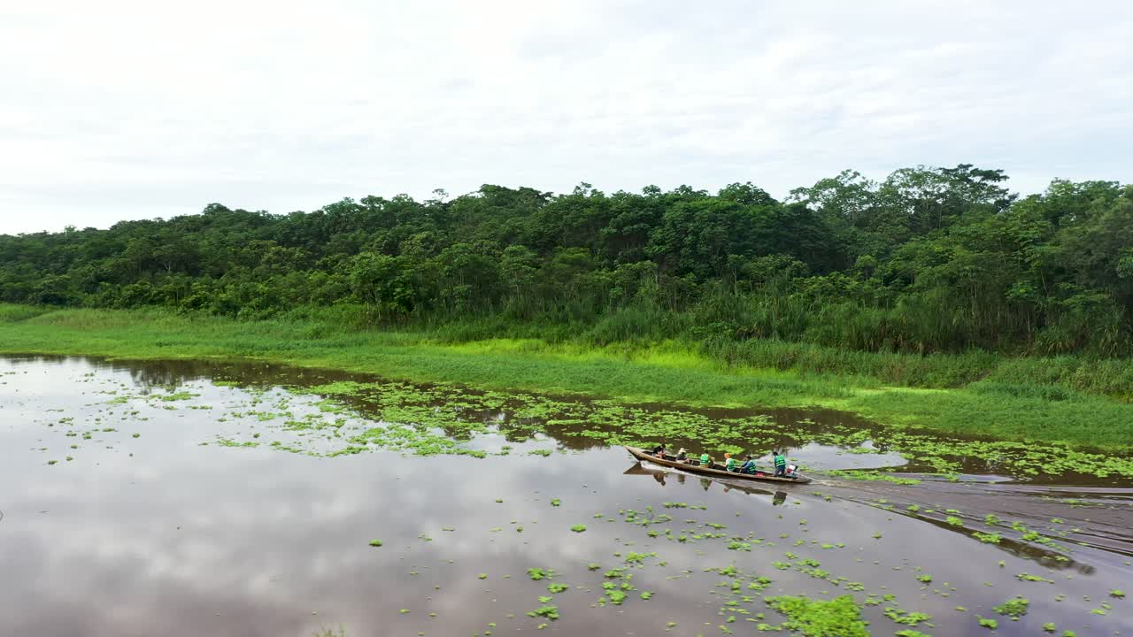 pueblo peruano en barco navegando por el hermoso río amazonas - antena