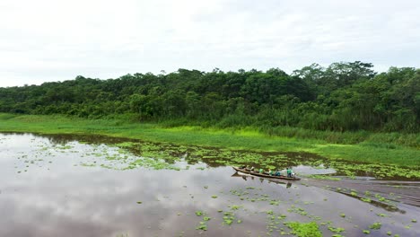 Peruanische-Leute-Auf-Dem-Boot,-Das-Den-Schönen-Amazonas-Fluss-Navigiert---Antenne