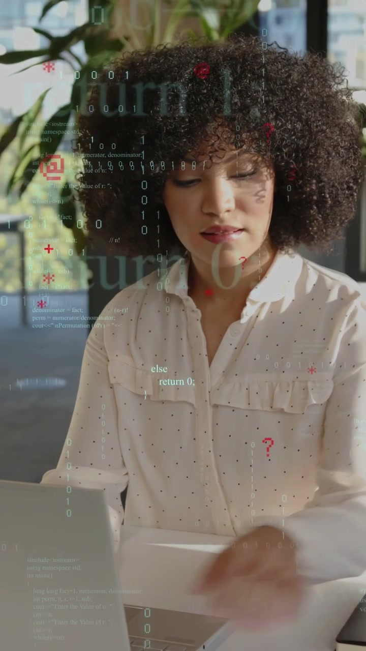 Video verticale: Donna che digita al PC e legge un documento, con sovrapposizioni animate di codice che si avviano per il QA tecnologico.