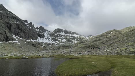 Zeitraffer-Einiger-Wolken-über-Schneebedeckten-Bergen