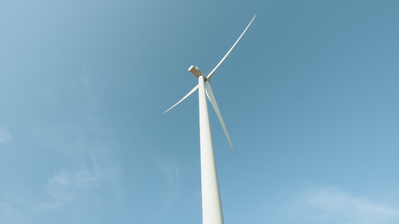 파란 하늘에 대한 풍력 터빈