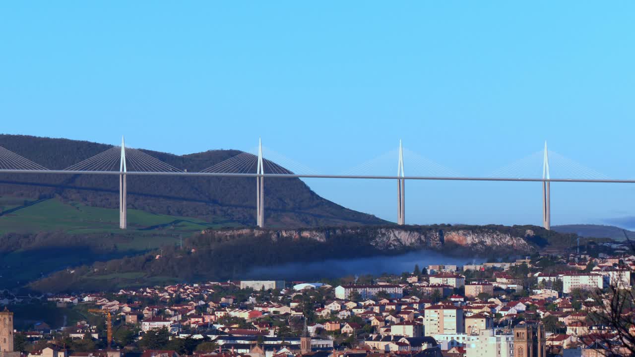 виадук над городом.