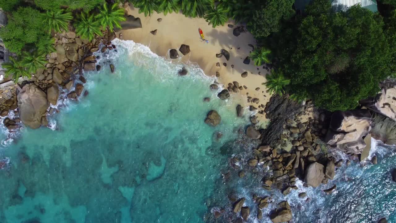 bella giornata per portare il kayak in spiaggia nelle Seychelles