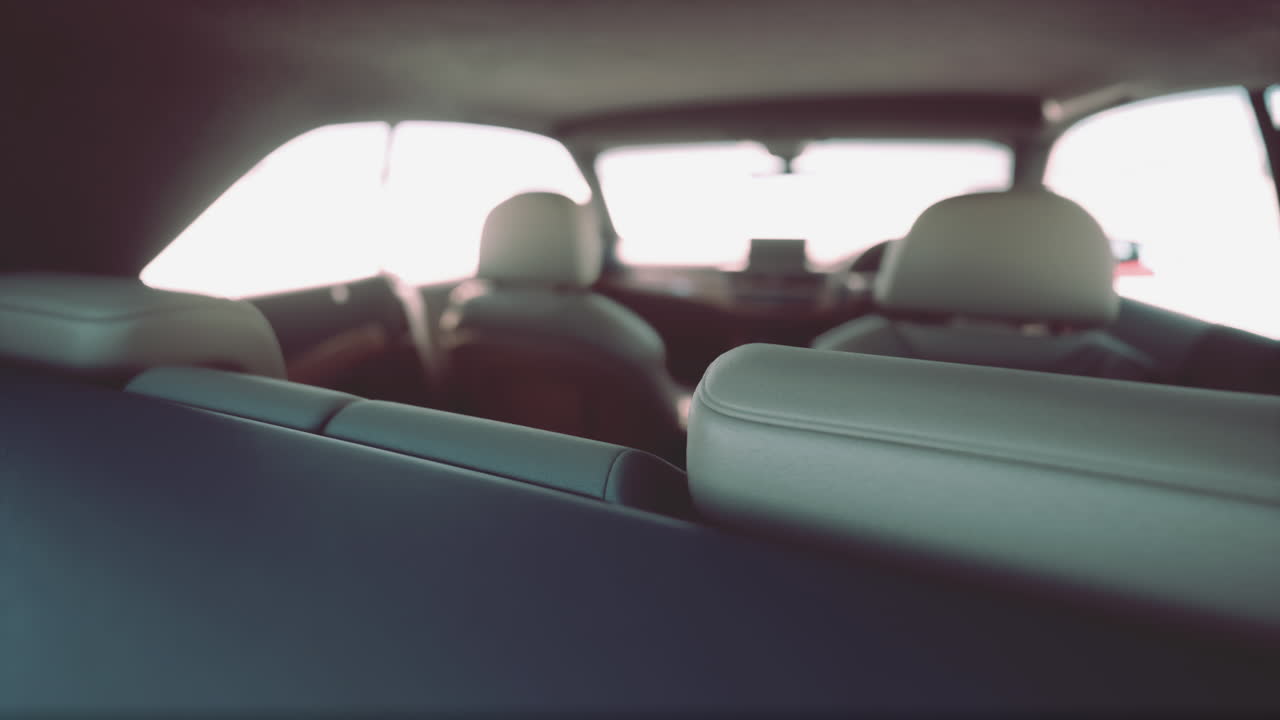 interior del asiento trasero de un coche de lujo