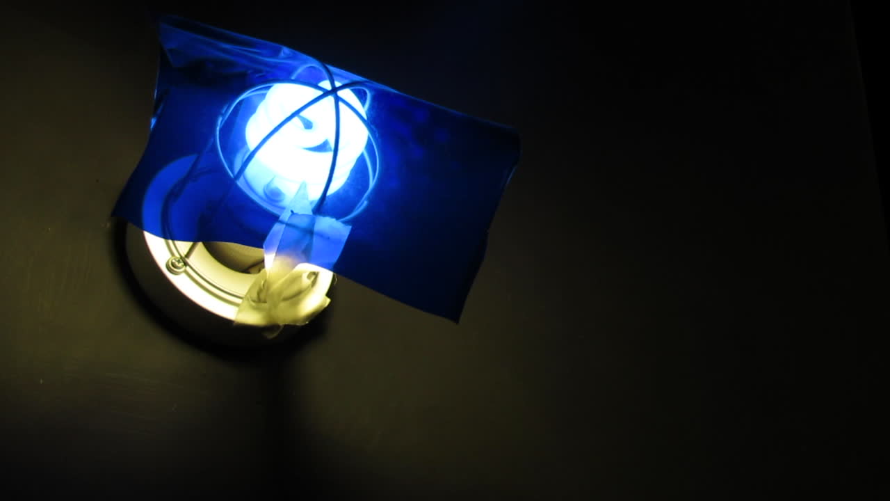 bombilla fluorescente con filtro azul