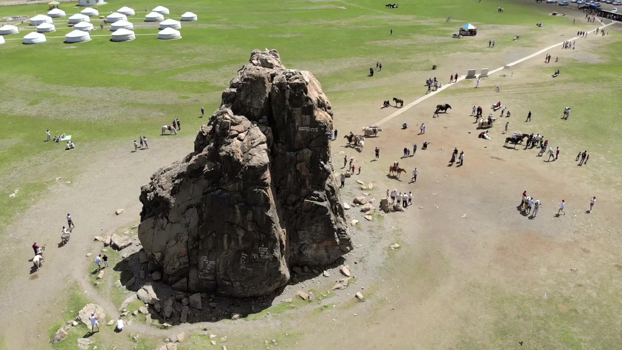 Vista aerea di turisti che visitano la Roccia della Tartaruga nel Parco Nazionale Gorkhi-Terelj