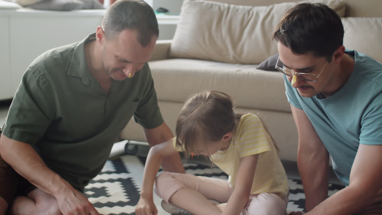 padres creativos y niño