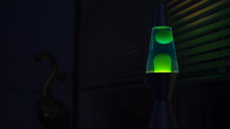 lámpara de lava verde de cerca. tiempo real