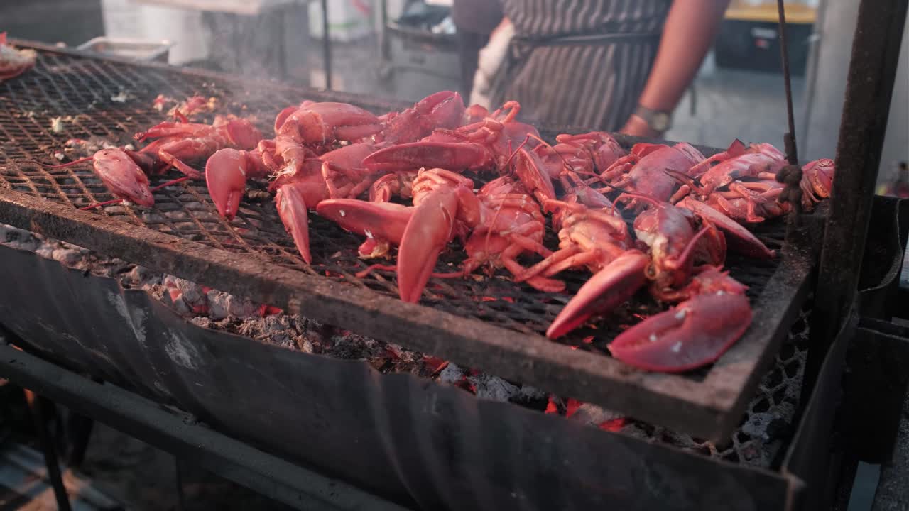 뜨거운 숯불에 굽는 랍스터