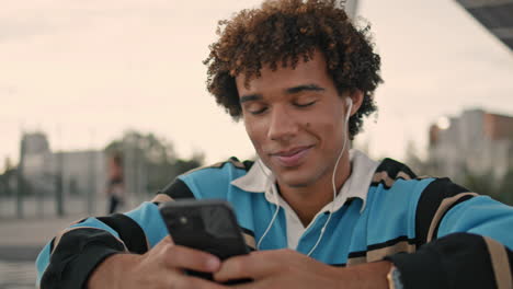 Chico-De-Auriculares-Música-Relajante-En-Primer-Plano-De-La-Calle.-Joven-Bailando-Cabeza-Vertical