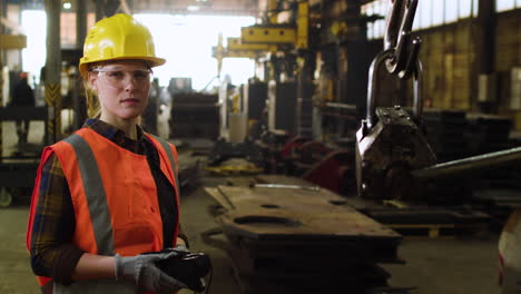 Mujer-Trabajando-En-Una-Fábrica