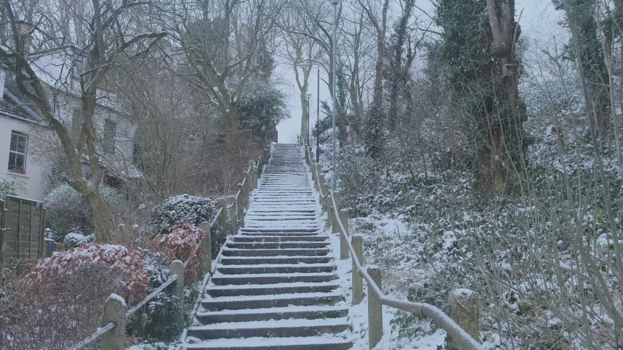 야외 계단, 눈 덮인 겨울 날씨, 나무, 런던 빅토리아 주택, 느린 동작