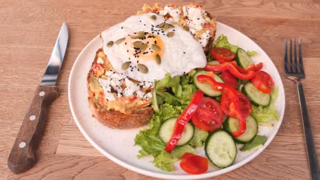 tostada de aguacate con huevo y ensalada