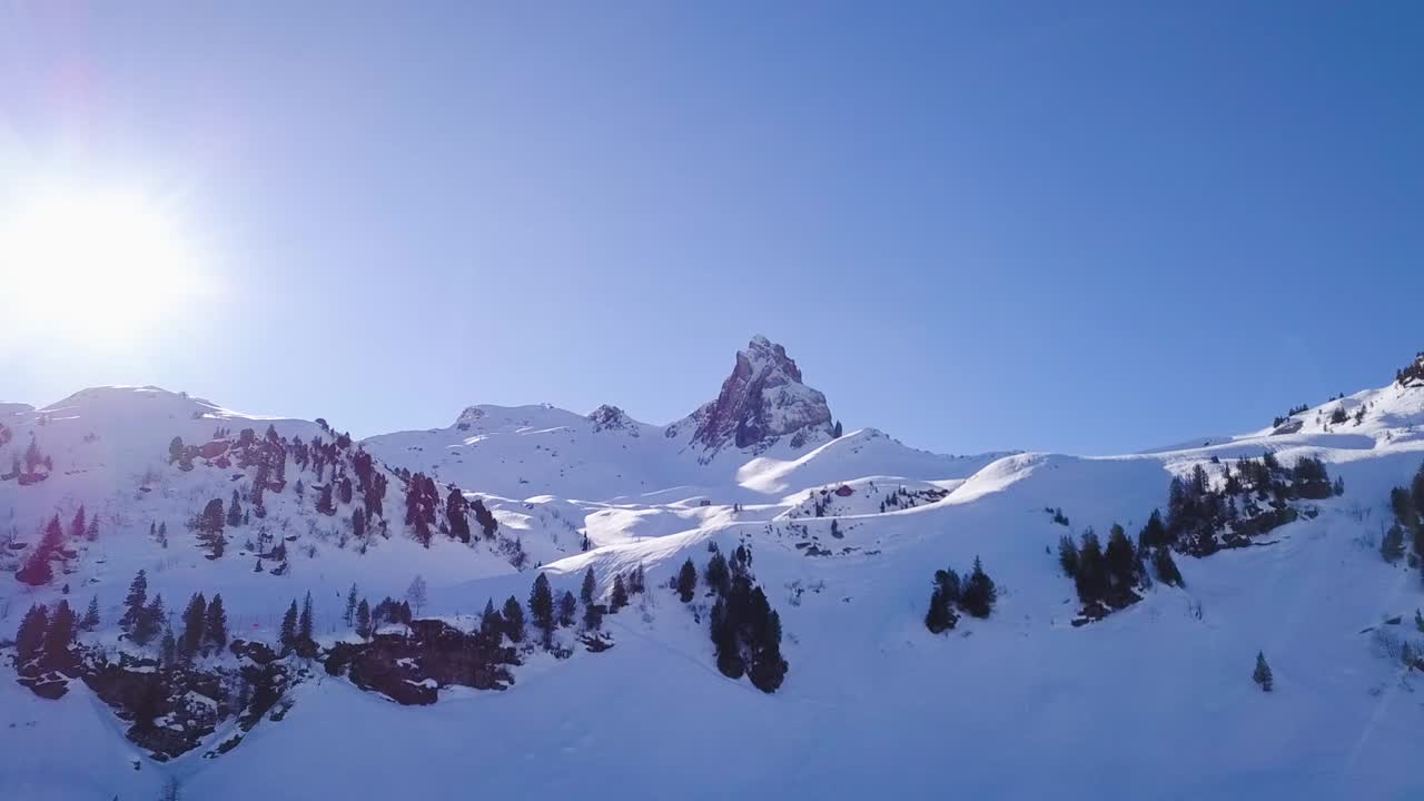 Veduta di una vetta montuosa a Flums, Svizzera, in una splendida giornata invernale di sole.