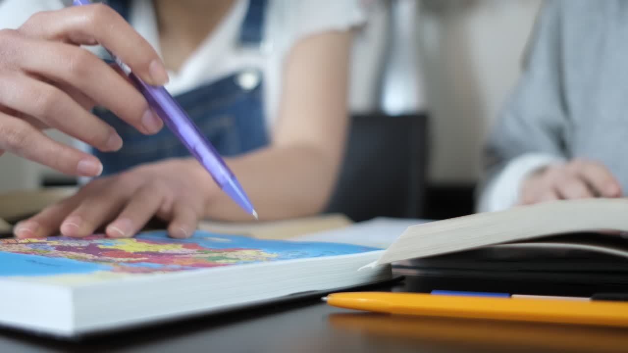 estudiantes estudiando con mapas